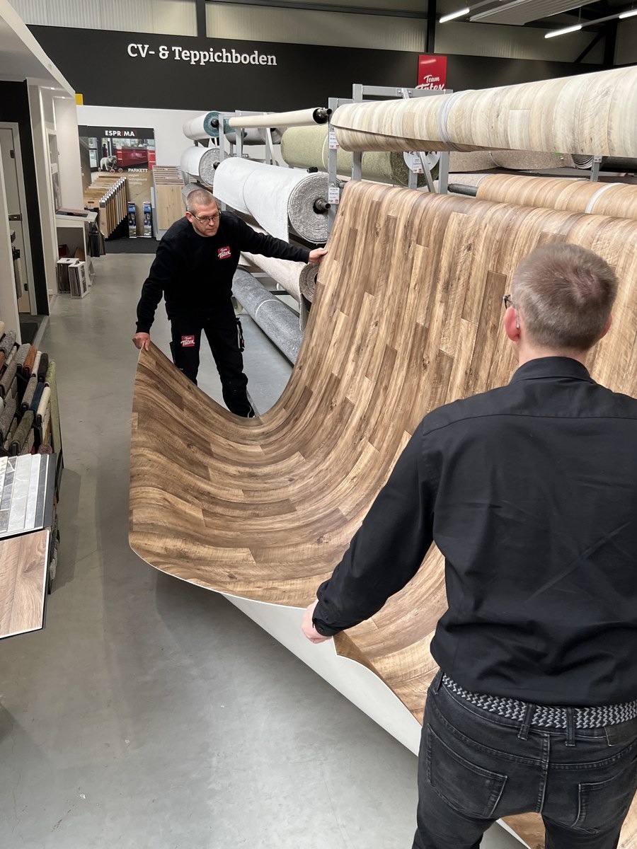 Manuel und Michael an der Rollenware in der Ausstellung